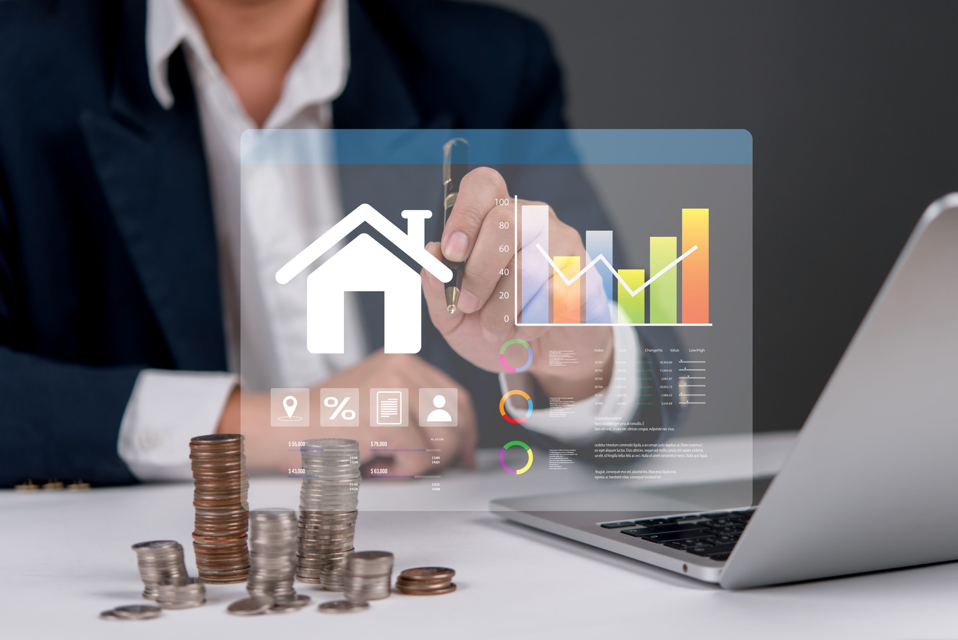 Análisis de inversión inmobiliaria con panel de datos inteligente, gráfico financiero y monedas apiladas, que representan el mercado de la vivienda, la financiación de la propiedad y la estrategia de retorno de la inversión.