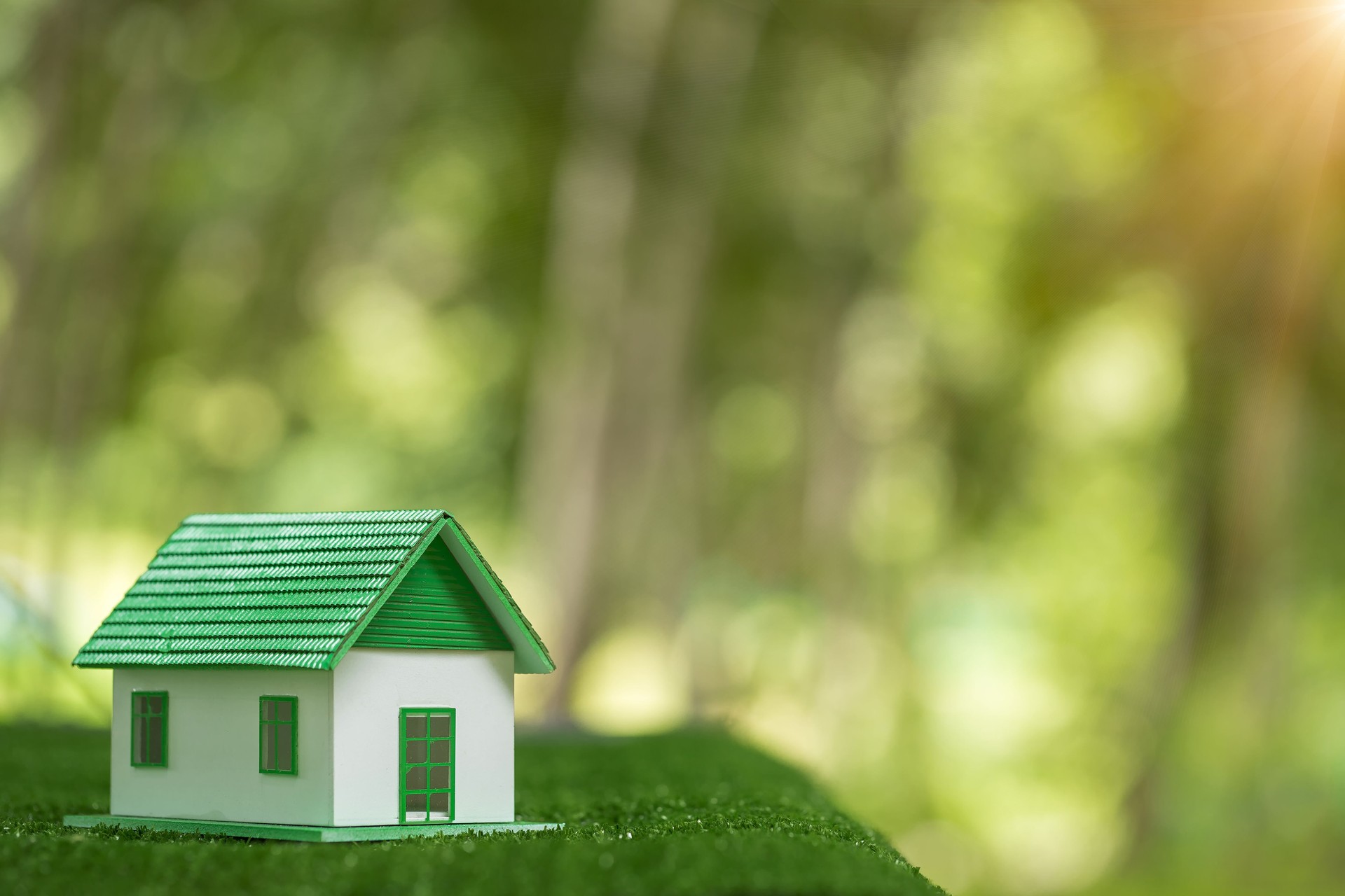 Casa inmobiliaria ecológica respetuosa con el medio ambiente. Pequeña casa de construcción modelo de casa sobre césped en ecología de naturaleza verde. Diseño y venta residencial de conservación de energía sostenible - concepto de negocio de alquil